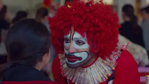 ¡La magia es posible! Demir se las ingenia para ver a Öykü ¡La magia es posible! Demir se las ingenia para ver a Öykü