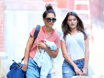 Katie Holmes y su hija Suri Cruise Katie Holmes y su hija Suri Cruise