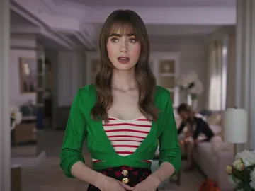 Lily Collins en la temporada 3 de 'Emily en París' Lily Collins en la temporada 3 de 'Emily en París'