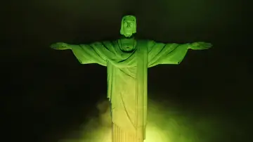 Fotografía aérea del Cristo Redentor iluminado con los colores de la bandera nacional en tributo a Pelé 