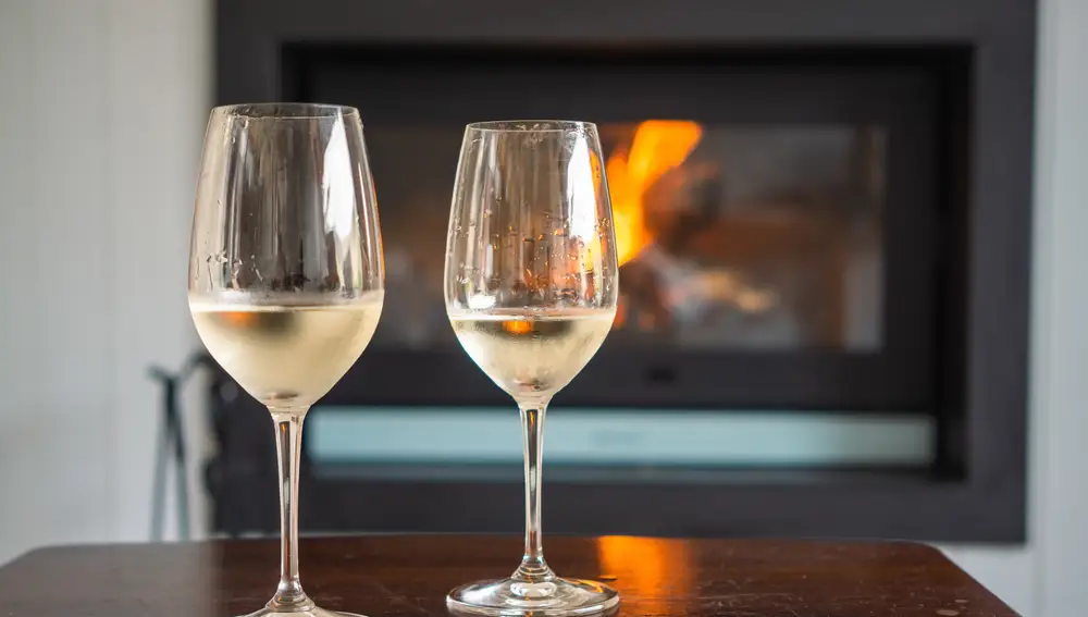 Dos copas de vino blanco.
