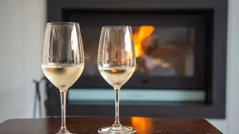 Dos copas de vino blanco. Dos copas de vino blanco.