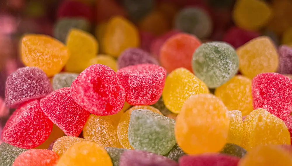 Un puñado de gominolas de colores.