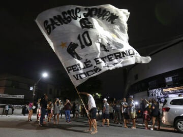 Aficionados del club Santos se concentran frente al estadio Urbano Caldeira en la Vila Belmiro