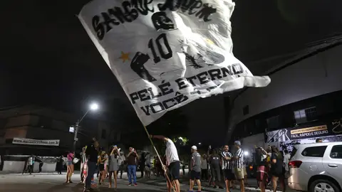 Aficionados del club Santos se concentran frente al estadio Urbano Caldeira en la Vila Belmiro Aficionados del club Santos se concentran frente al estadio Urbano Caldeira en la Vila Belmiro