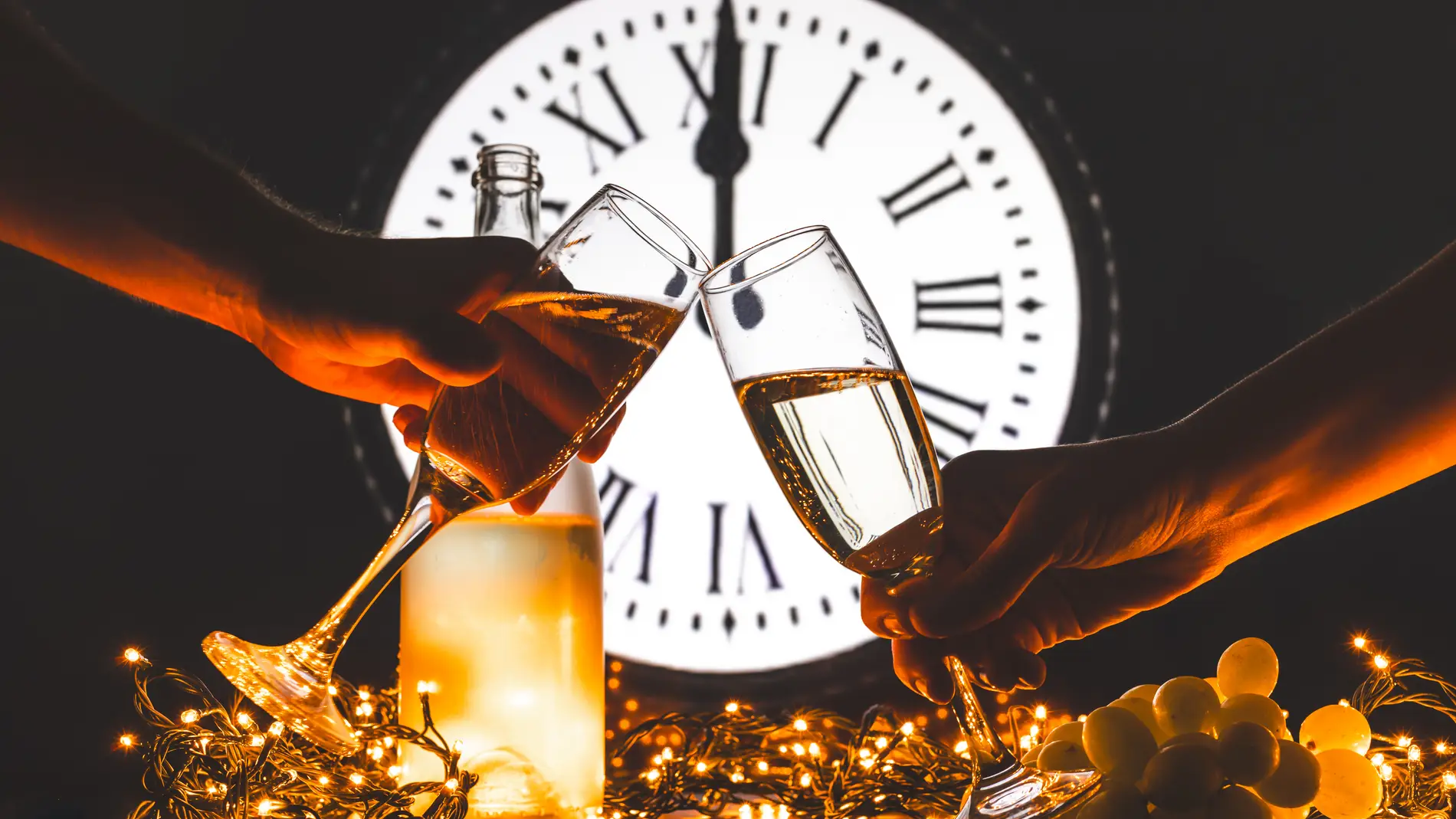 Un brindis para celebrar la Nochevieja.