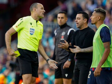 El árbitro detiene el partido entre el Cartagena - Espanyol durante varios  minutos por un insulto racista a El Hilali