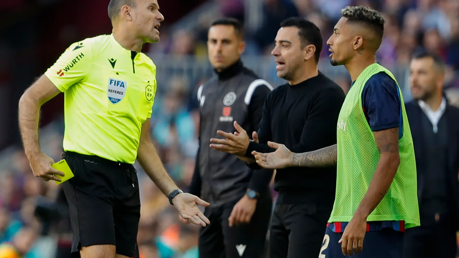 Mateu Lahoz discute con Xavi y Rapinha en el Barcelona - Espanyol Mateu Lahoz discute con Xavi y Rapinha en el Barcelona - Espanyol