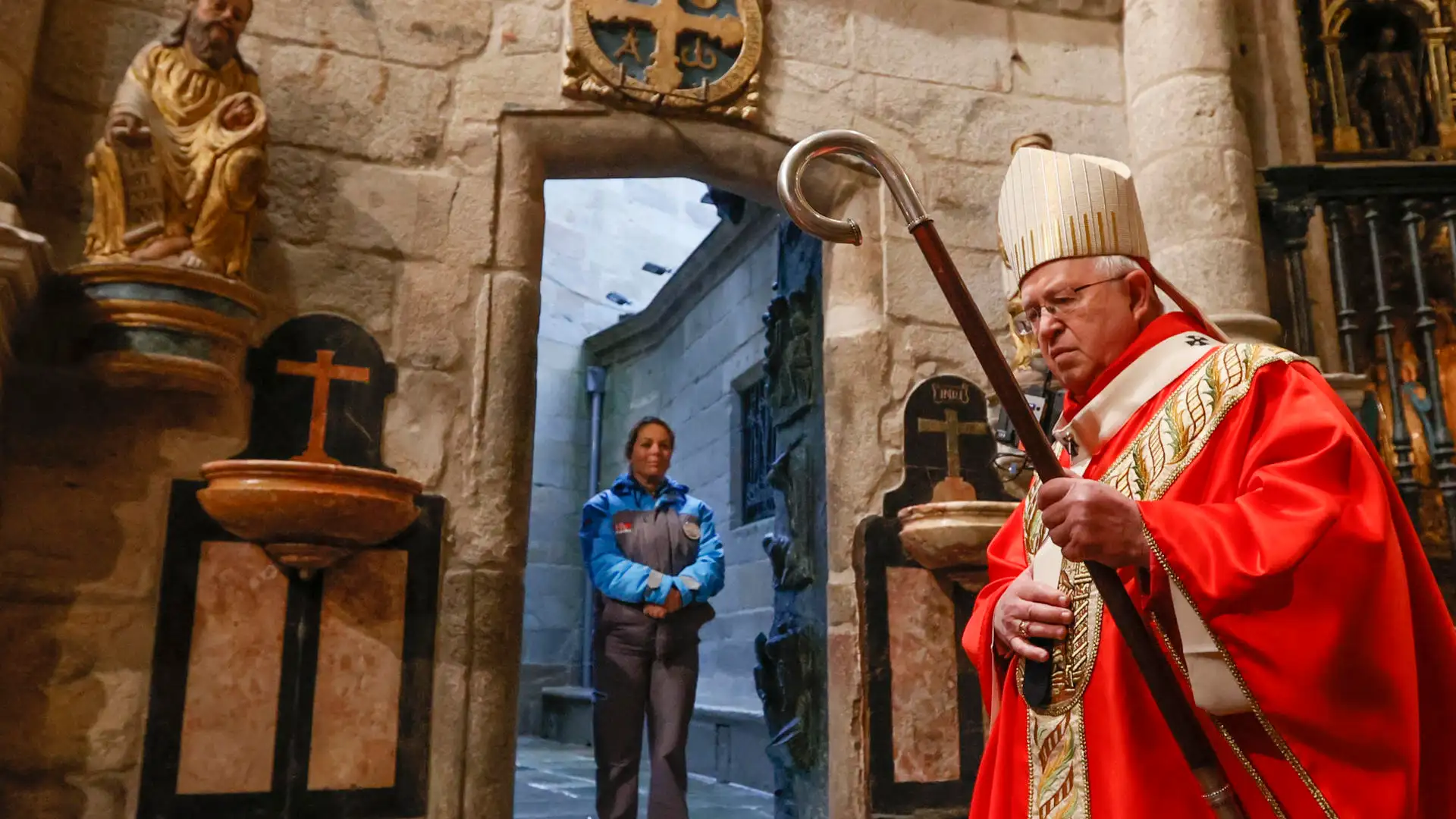 El arzobispo de Santiago, Julián Barrio pasa junto a la Puerta Santa El arzobispo de Santiago, Julián Barrio pasa junto a la Puerta Santa