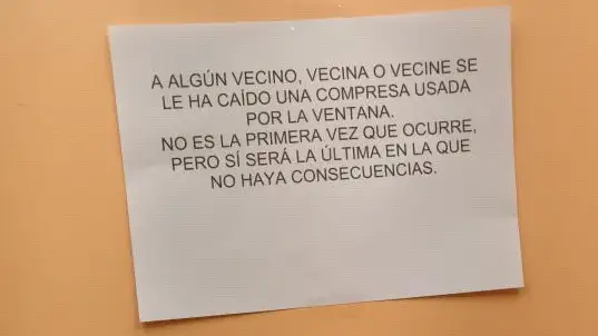 Cartel viral en una comunidad de vecinos de Madrid