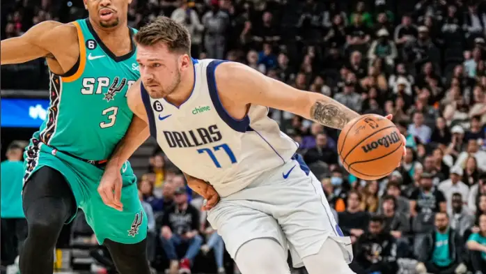 Luka Doncic en el partido ante San Antonio Spurs