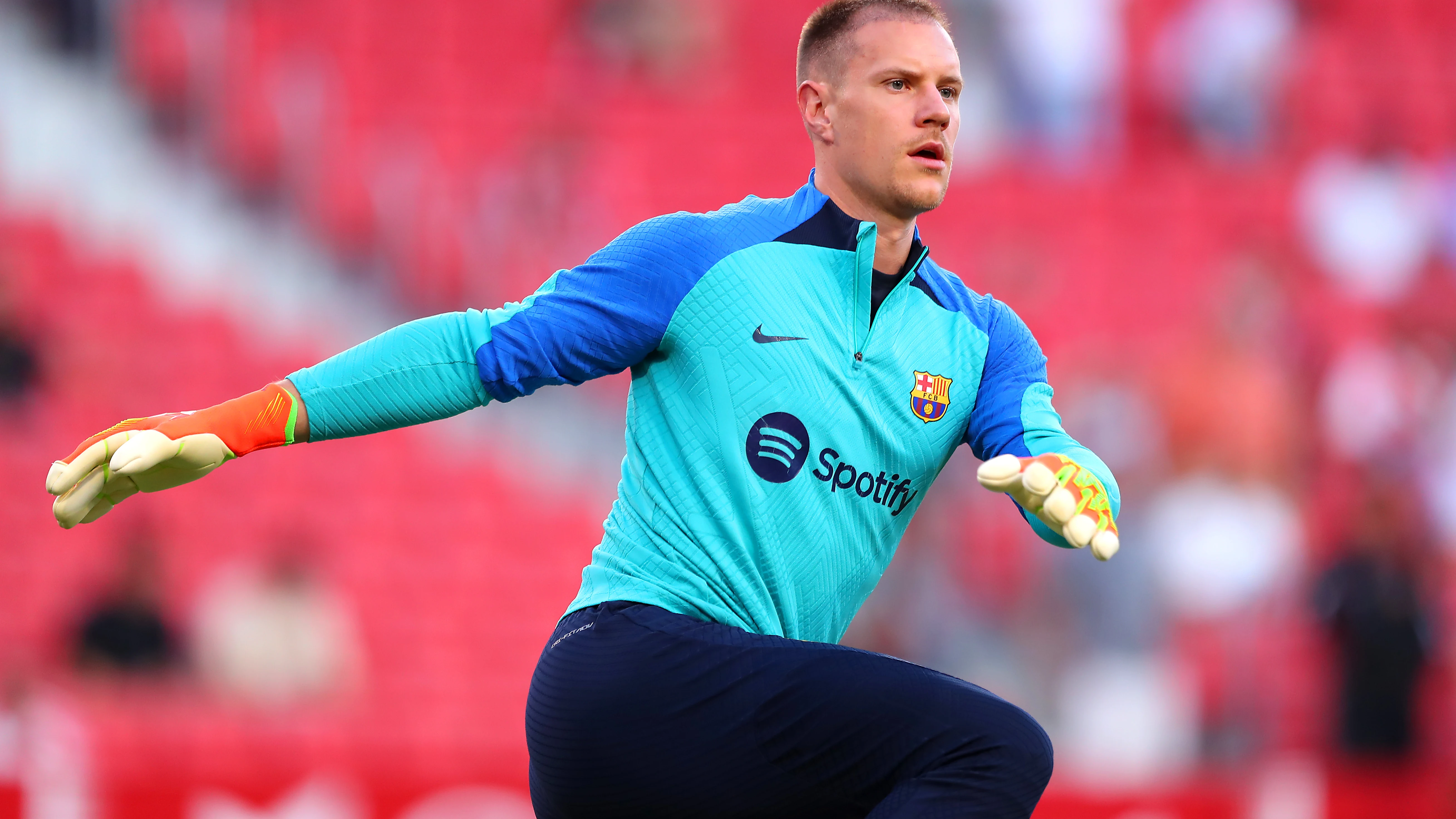 Ter Stegen calienta en un partido de Liga