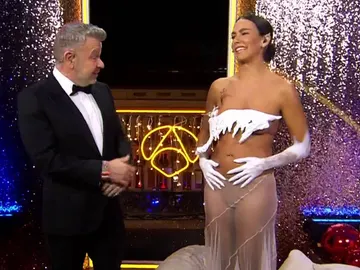 Cristina Pedroche nos impresiona con un especial vestido lleno de mensajes en Campanadas Cristina Pedroche nos impresiona con un especial vestido lleno de mensajes en Campanadas