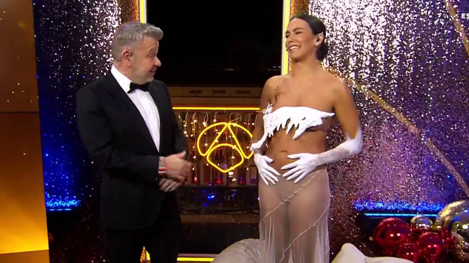 Cristina Pedroche nos impresiona con un especial vestido lleno de mensajes en Campanadas Cristina Pedroche nos impresiona con un especial vestido lleno de mensajes en Campanadas