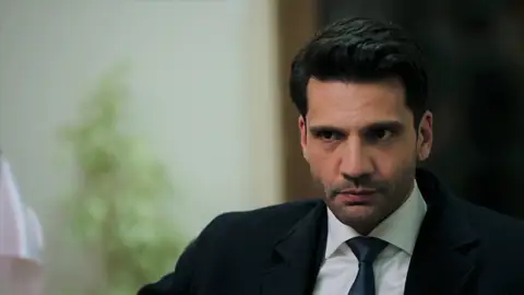 Ilgaz le propone a Pars trabajar juntos, de nuevo, para descubrir quién envenenó a Engin Ilgaz le propone a Pars trabajar juntos, de nuevo, para descubrir quién envenenó a Engin