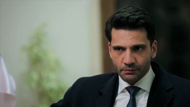 Ilgaz le propone a Pars trabajar juntos, de nuevo, para descubrir quién envenenó a Engin 