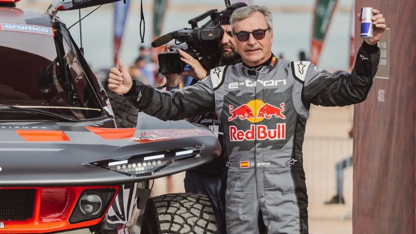 Carlos Sainz cuenta con la ayuda de su hijo en el Rally Dakar 2023 Carlos Sainz arranca el Rally Dakar con victoria en la primera etapa