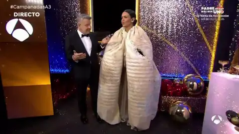 Cristina Pedroche enseña una pincelada del momento body painting para su vestido de las Campanadas de Antena 3 Cristina Pedroche enseña una pincelada del momento body painting para su vestido de las Campanadas de Antena 3