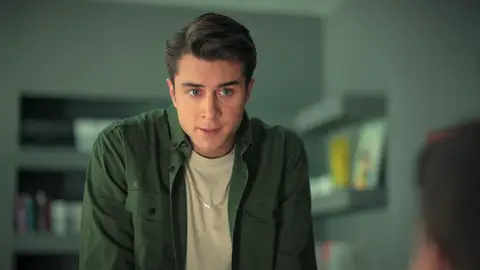 Doruk, preocupado por Melisa tras visitarla en una clínica psiquiátrica en la que está internada Doruk, preocupado por Melisa tras visitarla en una clínica psiquiátrica en la que está internada