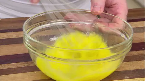 Bate 2 huevos en un bol y sazónalos. Agrega la cuarta parte de la cebolla pochada y mezcla bien. Calienta una sartén pequeña con una cucharadita de aceite. Vierte la mezcla y cuájala por los 2 lados hasta conseguir una tortilla redonda. Retírala a un plato y resérvala. Repite el proceso hasta conseguir 4 tortillas. Bate 2 huevos en un bol y sazónalos. Agrega la cuarta parte de la cebolla pochada y mezcla bien. Calienta una sartén pequeña con una cucharadita de aceite. Vierte la mezcla y cuájala por los 2 lados hasta conseguir una tortilla redonda. Retírala a un plato y resérvala. Repite el proceso hasta conseguir 4 tortillas.
