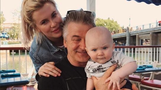 Ireland Baldwin y Alec Baldwin junto a su beb&eacute;