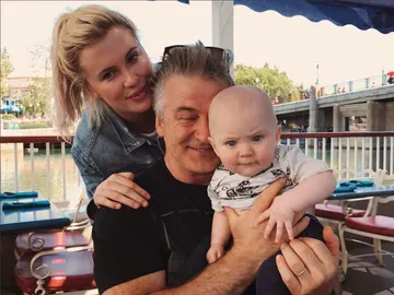 Ireland Baldwin y Alec Baldwin junto a su bebé Ireland Baldwin y Alec Baldwin junto a su bebé