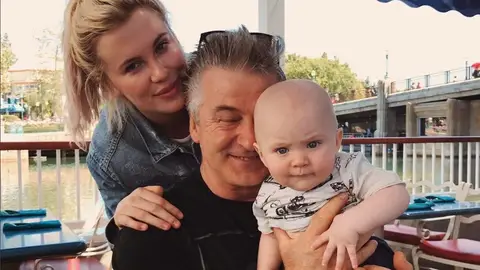 Ireland Baldwin y Alec Baldwin junto a su bebé Ireland Baldwin y Alec Baldwin junto a su bebé