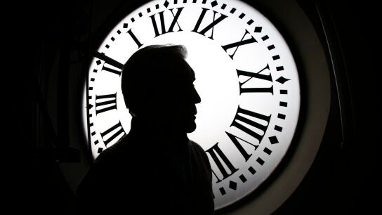 Imagen del reloj de la Puerta del Sol de Madrid, desde donde se emiten la mayor&iacute;a de retransmisiones para las campanadas de Nochevieja.