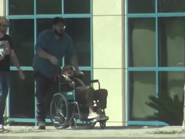 Concha Velasco saliendo del hospital Concha Velasco saliendo del hospital