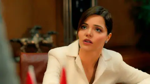 Züleyha le pide un tiempo a Mehmet para poder confiar en él Züleyha le pide un tiempo a Mehmet para poder confiar en él