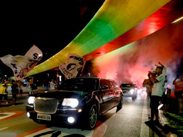 El coche fúnebre de Pelé abandona el hospital en Sao Paulo