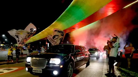 El coche fúnebre de Pelé abandona el hospital en Sao Paulo El coche fúnebre de Pelé abandona el hospital en Sao Paulo