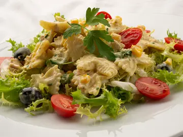 Un plato muy completo: Ensalada de escarola, pasta y curry Un plato muy completo: Ensalada de escarola, pasta y curry