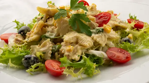 Un plato muy completo: Ensalada de escarola, pasta y curry Un plato muy completo: Ensalada de escarola, pasta y curry