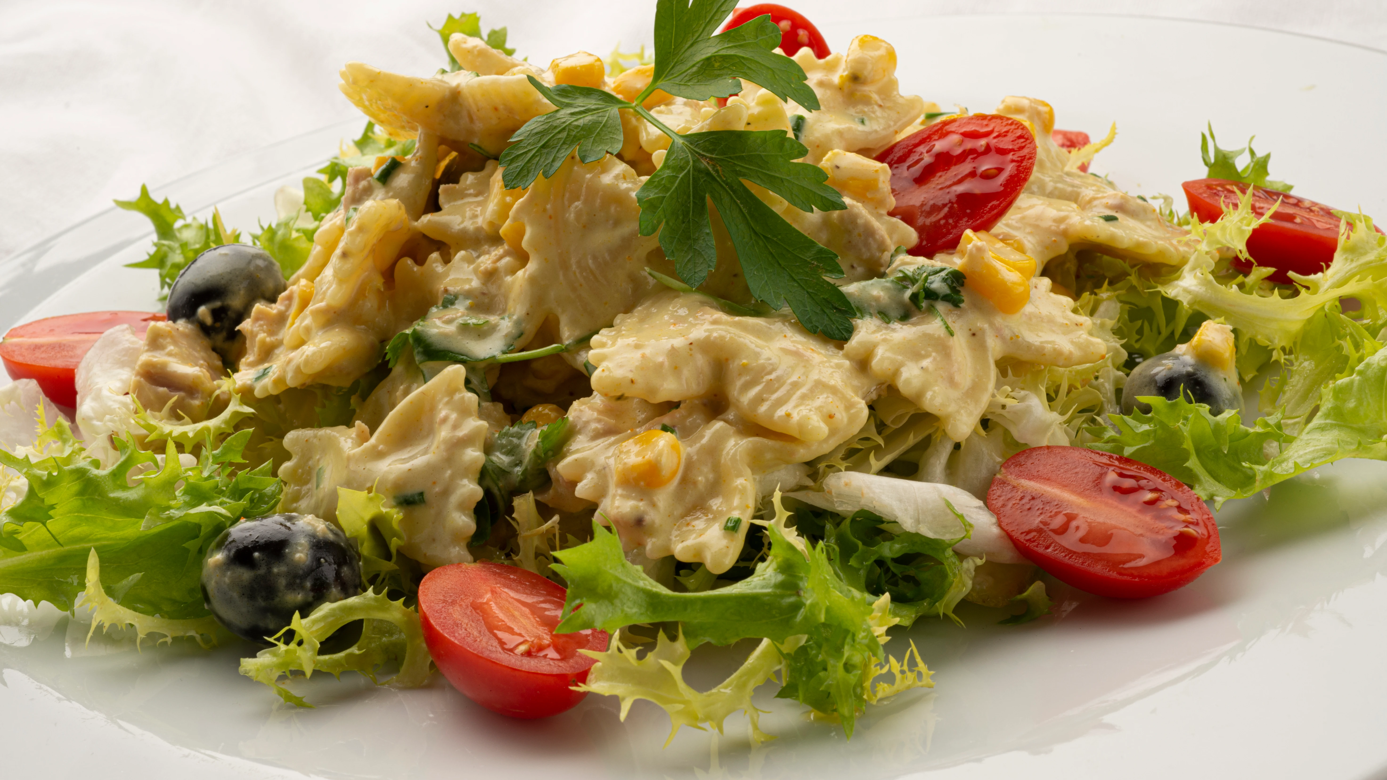 Un plato muy completo: Ensalada de escarola, pasta y curry Un plato muy completo: Ensalada de escarola, pasta y curry