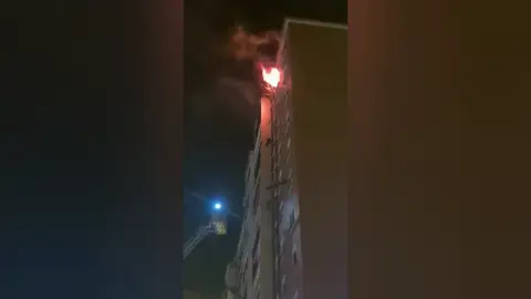 Incendio en Bilbao Desalojadas 43 viviendas de un rascacielos en Bilbao por el incendio en uno de los pisos altos