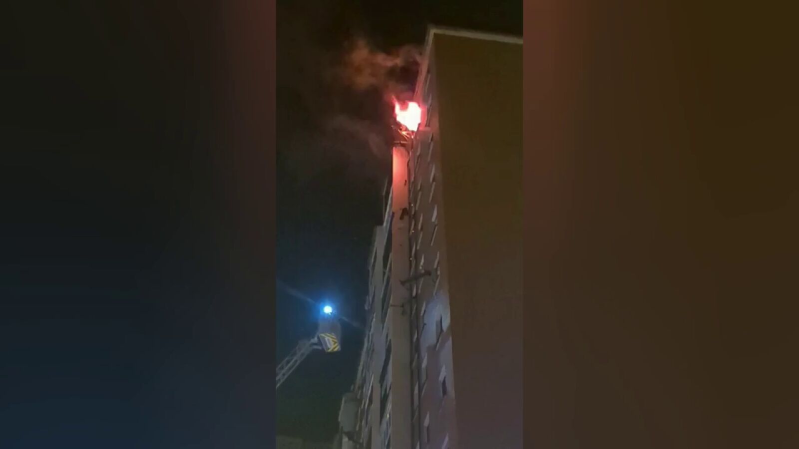 Desalojadas 43 viviendas de un rascacielos en Bilbao por el incendio en uno de los pisos altos