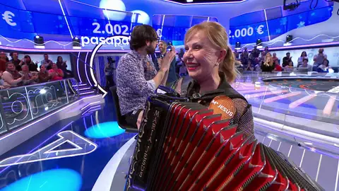 Inolvidable: el broche de María Jesús con su acordeón y ‘El baile de los pajaritos’ Inolvidable: el broche de María Jesús con su acordeón y ‘El baile de los pajaritos’