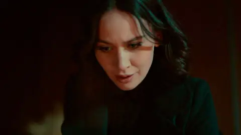 Betül se cuela en la empresa Yaman y fotografía el informe que le pidió Çolak… ¿Perjudicarán a Züleyha? Betül se cuela en la empresa Yaman y fotografía el informe que le pidió Çolak… ¿Perjudicarán a Züleyha?