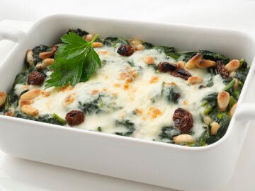 El mejor plato para llevarte al trabajo: Espinacas a la crema con pasas y pi&ntilde;ones
