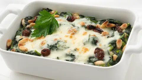 El mejor plato para llevarte al trabajo: Espinacas a la crema con pasas y piñones El mejor plato para llevarte al trabajo: Espinacas a la crema con pasas y piñones