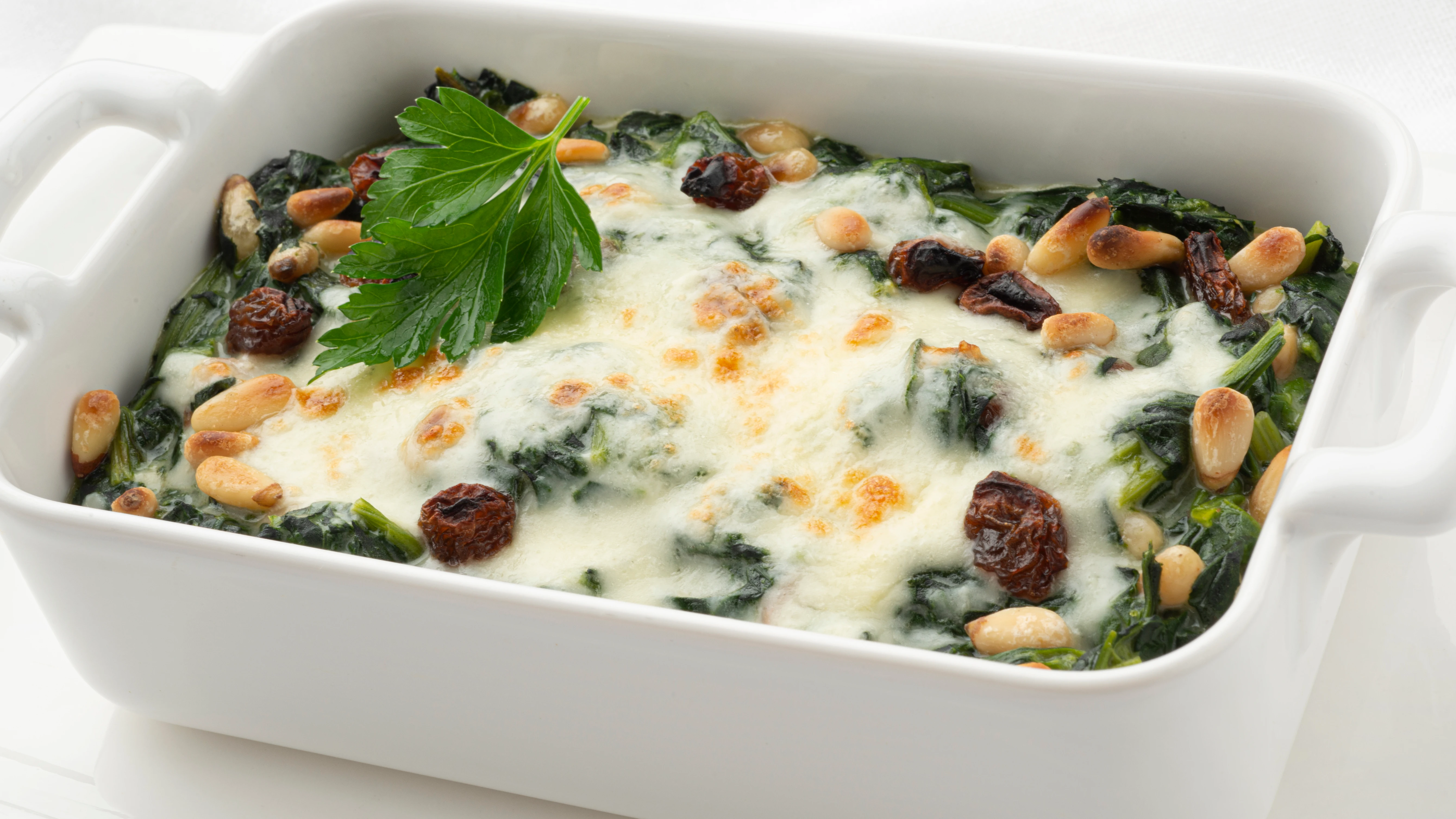 El mejor plato para llevarte al trabajo: Espinacas a la crema con pasas y pi&ntilde;ones