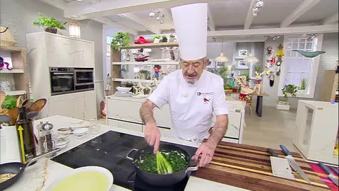 ESPINACAS A LA CREMA CON PASAS Y PIÑONES ESPINACAS A LA CREMA CON PASAS Y PIÑONES