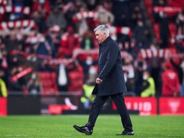 Carlo Ancelotti abandona San Mamés tras la eliminación del Madrid ante el Athletic en los 1/4 de final de la Copa del Rey 2021-2022