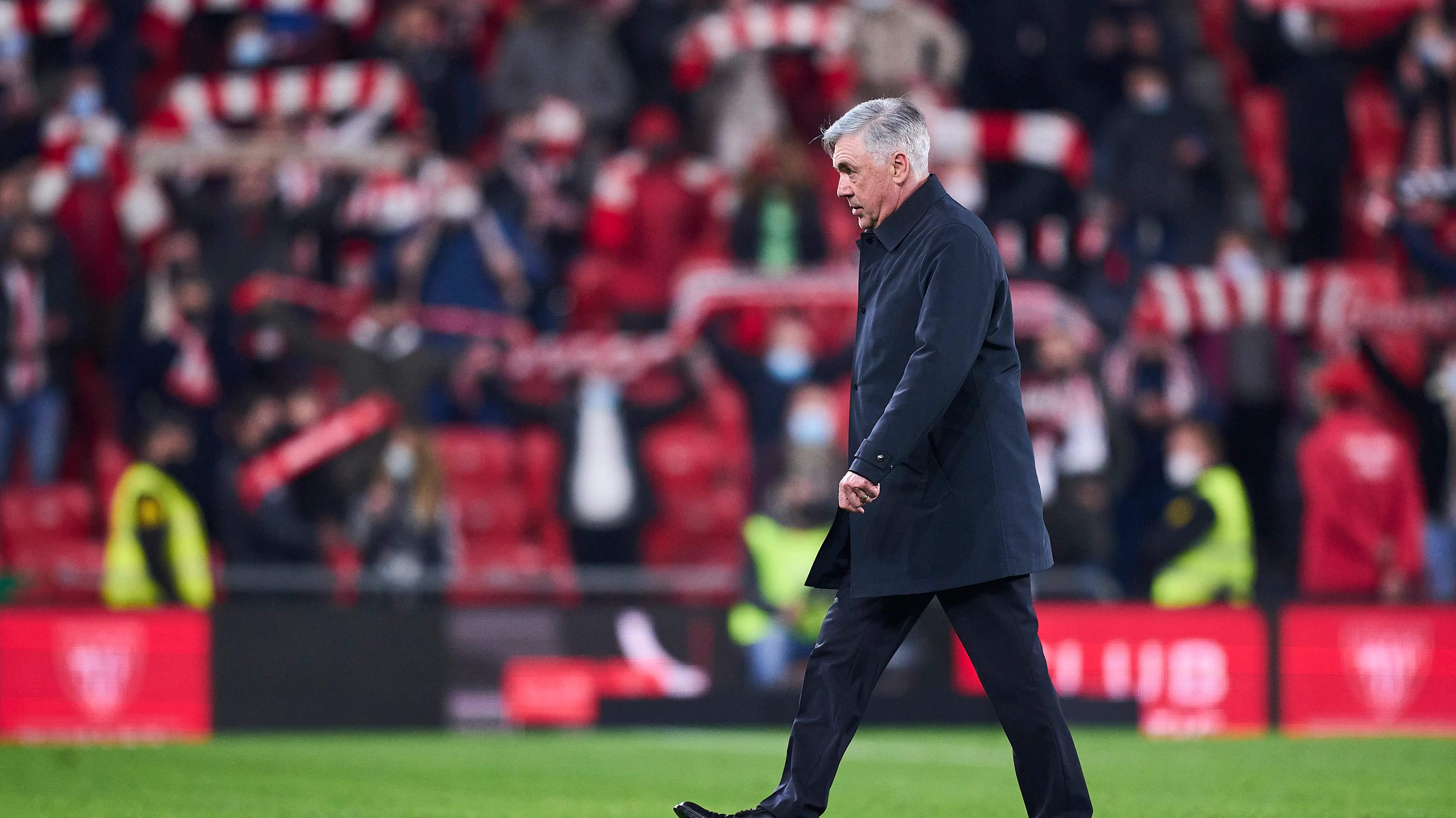 Carlo Ancelotti abandona San Mam&eacute;s tras la eliminaci&oacute;n del Madrid ante el Athletic en los 1/4 de final de la Copa del Rey 2021-2022