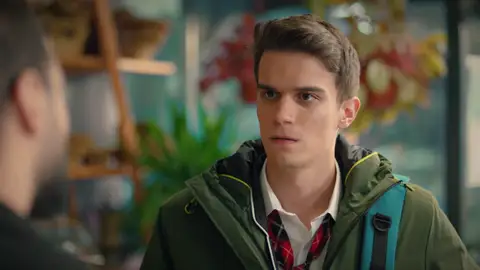 Kaan se hace pasar por Ömer para averiguar lo que el testigo sabe sobre el accidente en el que murió Kadir Kaan se hace pasar por Ömer para averiguar lo que el testigo sabe sobre el accidente en el que murió Kadir