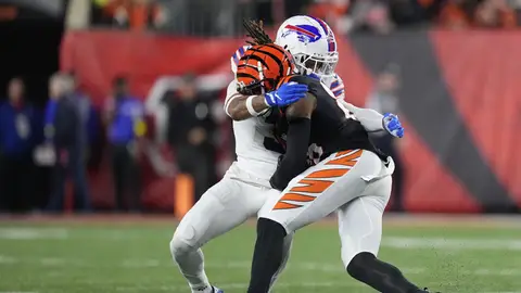 Momento del brutal impacto de Damar Hamlin Momento del brutal impacto de Damar Hamlin
