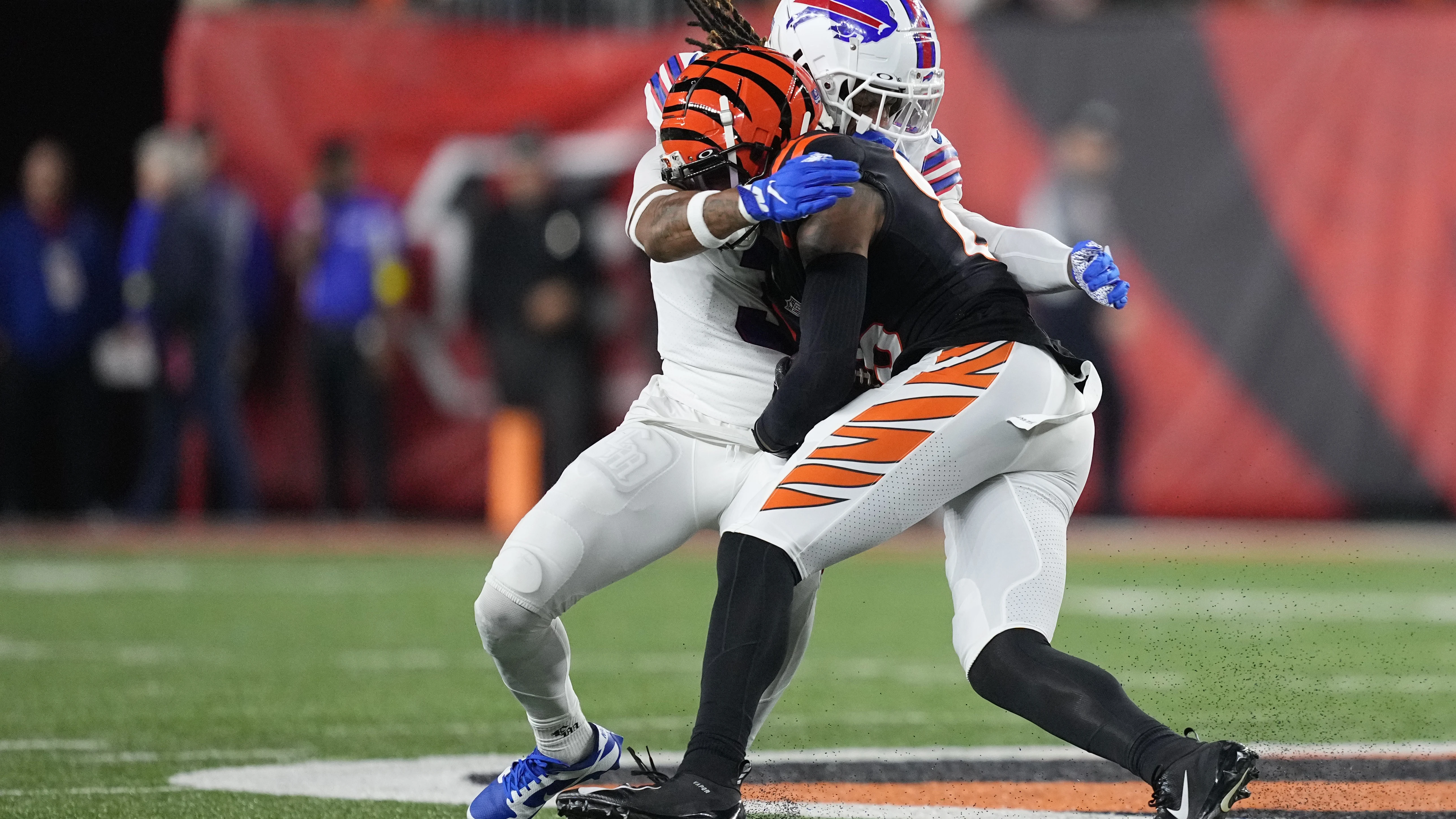 Momento del brutal impacto de Damar Hamlin