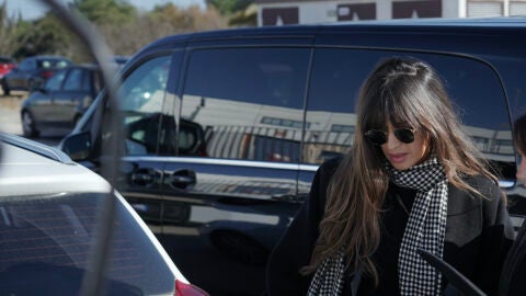 Sara Carbonero llega al tanatorio para darle el último adiós a Elena Huelva 