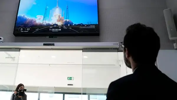 El conseller Roger Torrent durante el seguimiento del nanosatélite en la sede de Open Cosmos en Barcelona El conseller Roger Torrent durante el seguimiento del nanosatélite en la sede de Open Cosmos en Barcelona